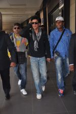 Shahrukh Khan arrives from Unesco Dusseldorf event in Airport, Mumbai on 21st Nov 2011 (5).JPG